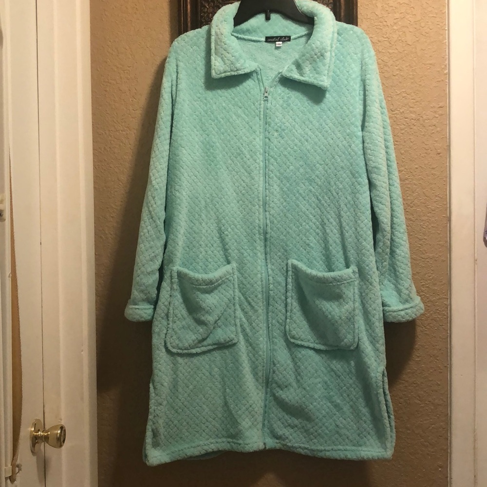 NWOT Coastal Club Robe. 100% polyester. Softest robe ever.  Approximately 38”